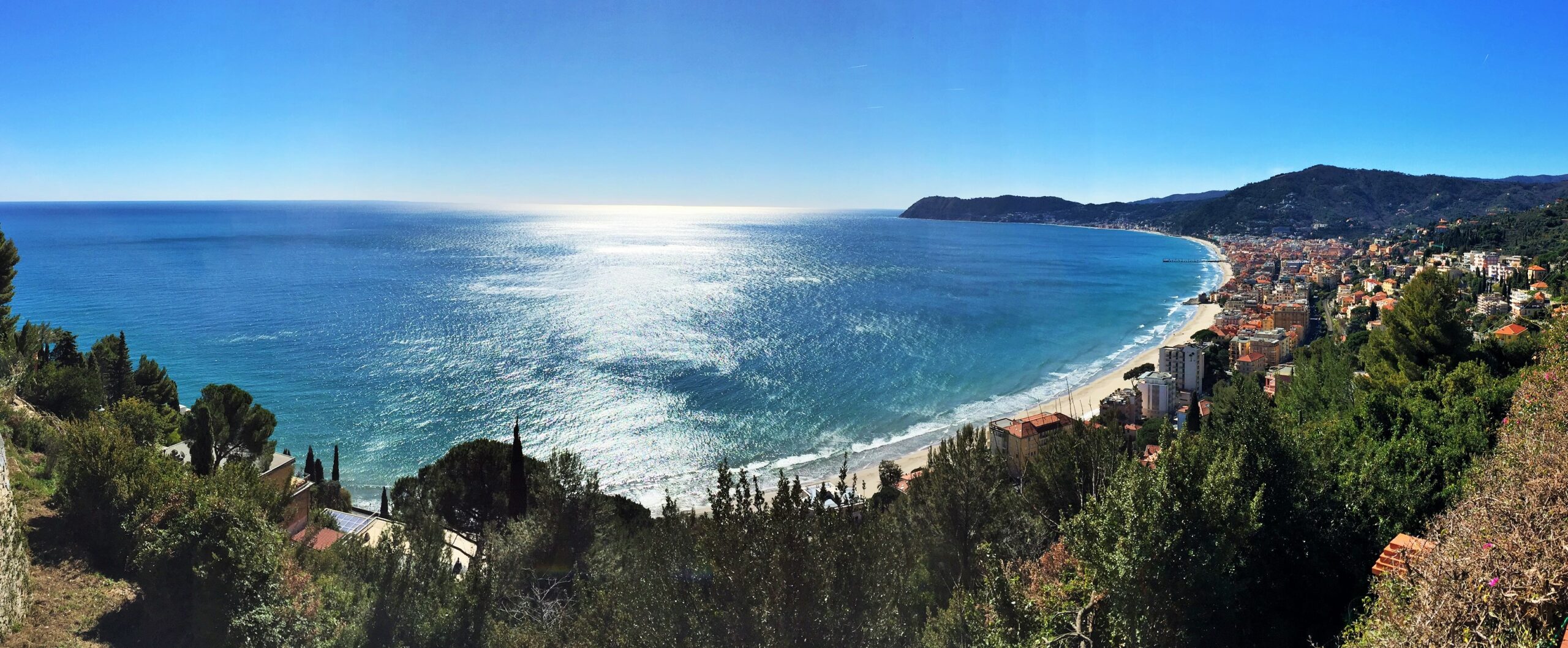 Scopri di più sull'articolo Le Spiagge più Belle della Liguria: Un Viaggio Tra Mare e Natura