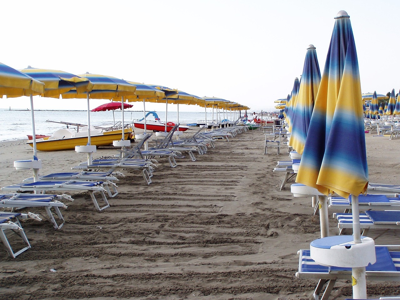 Al momento stai visualizzando Balneari, Capacchione: “Offensivo escludere dalla Bolekstein solo i circoli sportivi”