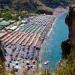 “Tutti al mare! Gli italiani in vacanza scelgono gli stabilimenti balneari”