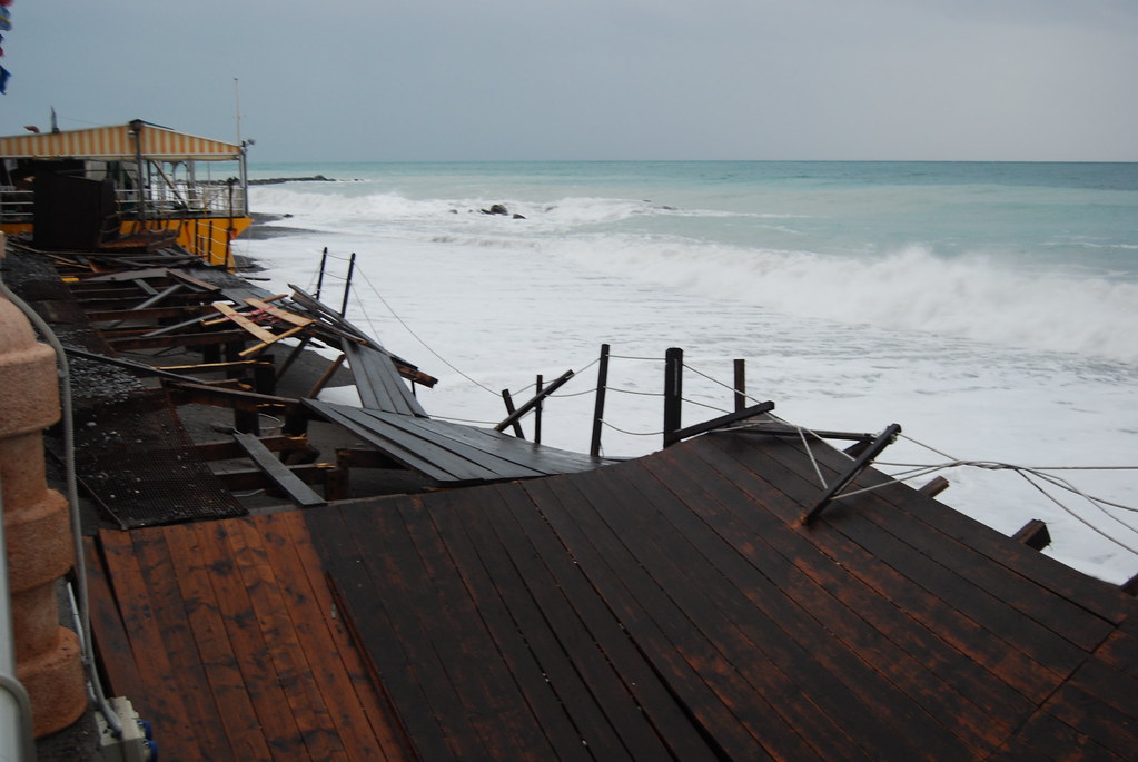 Al momento stai visualizzando Coste tirreniche flagellate dalle mareggiate, ad Ostia stabilimenti devastati