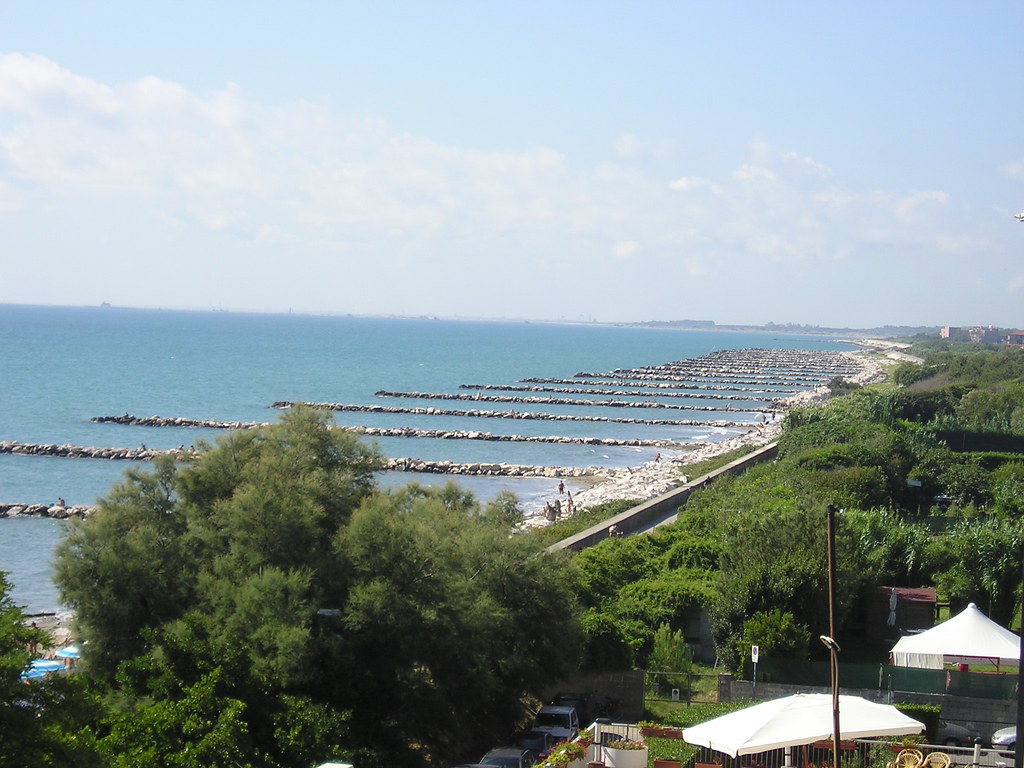 Al momento stai visualizzando Venezia, spiagge del Lido: Stop alle gare fino al 2027 con la proroga delle concessioni